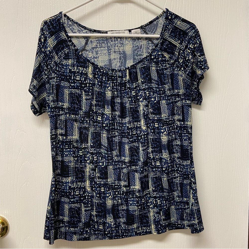 ☃️ Liz Claiborne PL blue and beige top. Super cute!